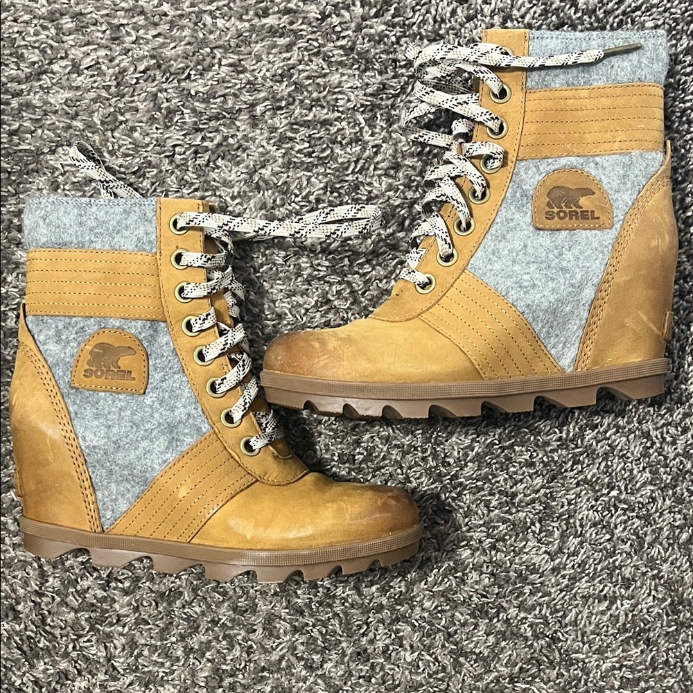 Sorel Women's Lace-Up Tan and Gray Boots